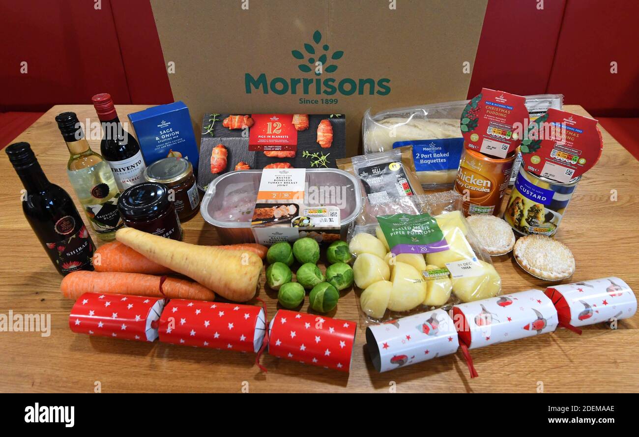 EDITORIAL UTILISEZ UNIQUEMENT le contenu du « dîner de Noël pour deux boîtes » du supermarché Morrisons, qui peut être commandé depuis sa nouvelle ligne téléphonique dédiée livraisons au seuil de porte, permettant aux clients vulnérables ou auto-isolés de commander leurs produits d'épicerie et de les faire livrer à leur magasin local. Banque D'Images