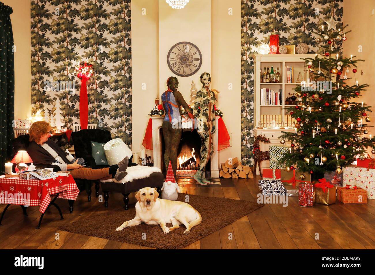 Échauffement pendant la pause - peinture de Noël avec la grand-mère Sabine S., le chien Louis, le modèle Marilena comme lampe de plancher et le modèle Darky comme un cadeau au restaurant Castle Hehlen. Travail sur le clip de Noël "le Noël de l'artiste - UN Bodypainting clip vidéo de l'atelier Düsterwald" par Jörg Düsterwald et Alexander grosse-Strangmann. Hehlen le 28 novembre 2020 Banque D'Images