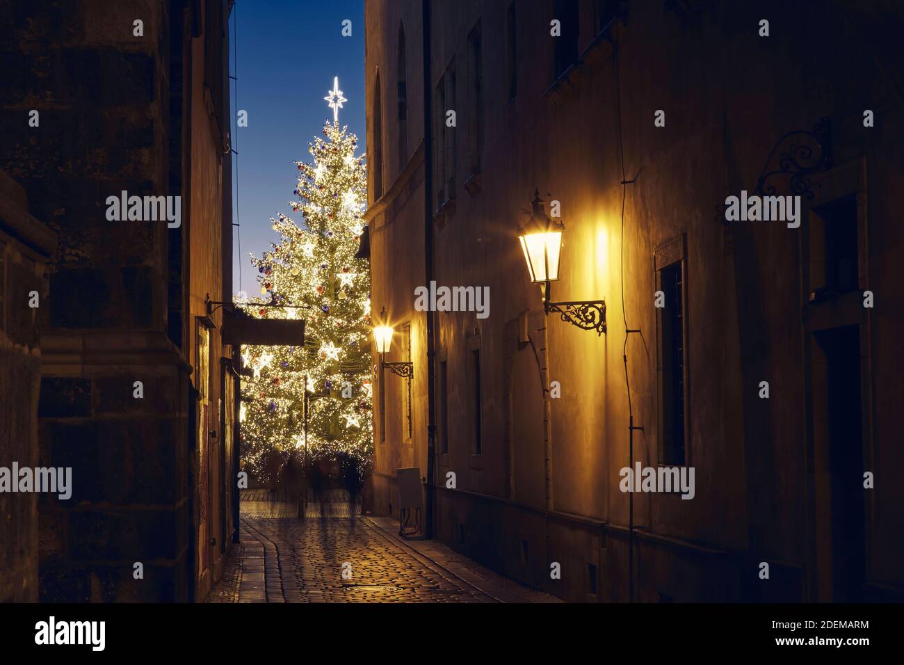 Vacances de Noël en ville. Petite rue de la vieille ville contre un arbre de Noël illuminé. Prague, République tchèque Banque D'Images