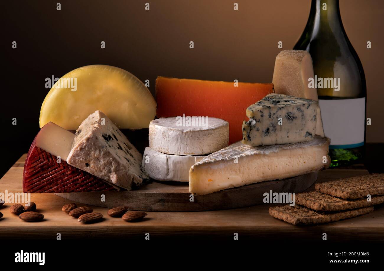 Marques de fromage, bouteille de vin, plusieurs marques de fromage Banque D'Images