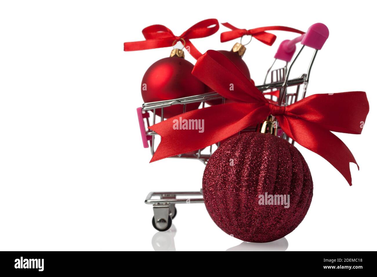 Panier avec jouets de Noël isolés sur fond blanc. Banque D'Images