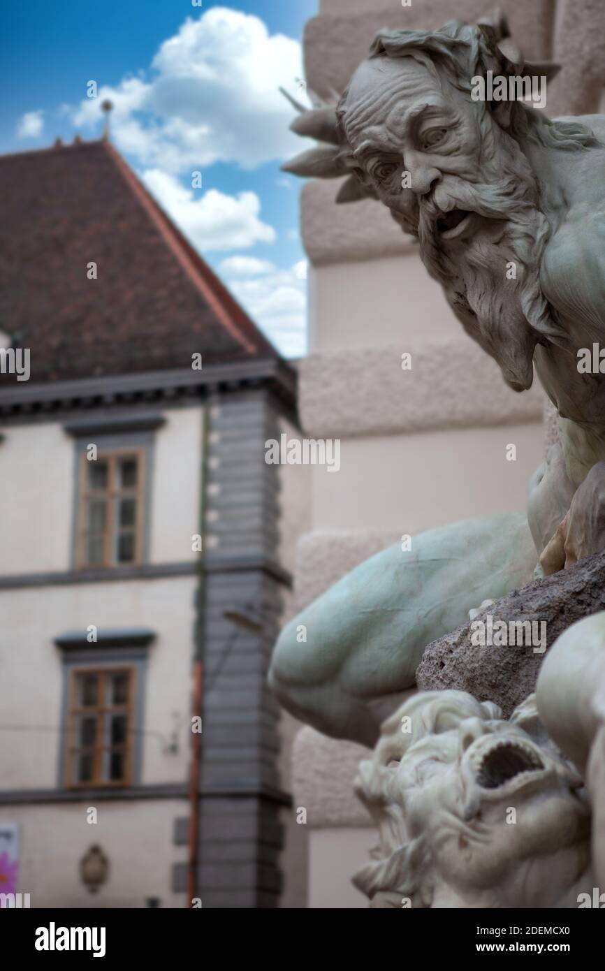 VIENNE, AUTRICHE - 02 janvier 2011 : fontaine de sculpture puissance de la mer Michaelerplatz près de Hofburg à Vienne. Célèbre monument de Vienne. Banque D'Images