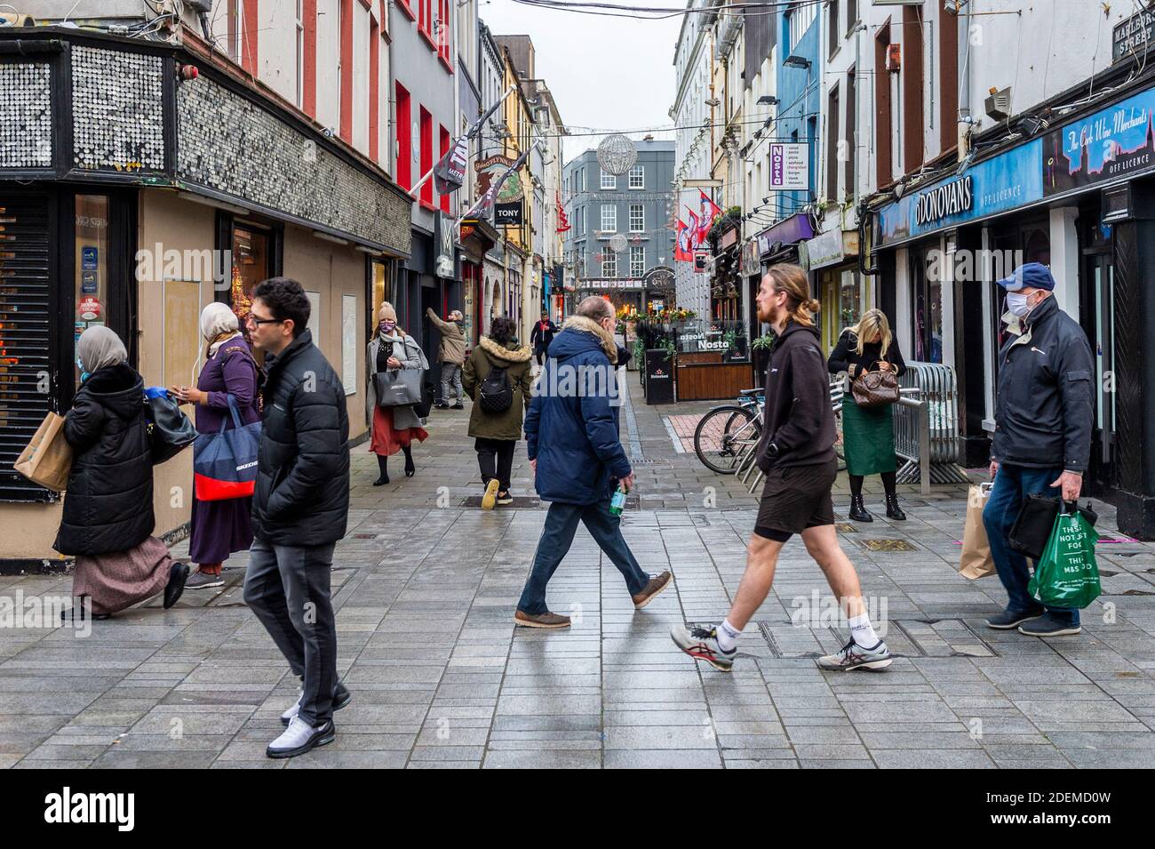 Cork, Irlande. 1er décembre 2020. Des magasins non essentiels ouvrent dans tout le pays ce matin après avoir été fermés pendant six semaines en raison de restrictions de niveau 5 COVID-19. La ville de Cork était occupée ce matin par des clients qui faisaient leurs courses de Noël. Crédit : AG News/Alay Live News Banque D'Images