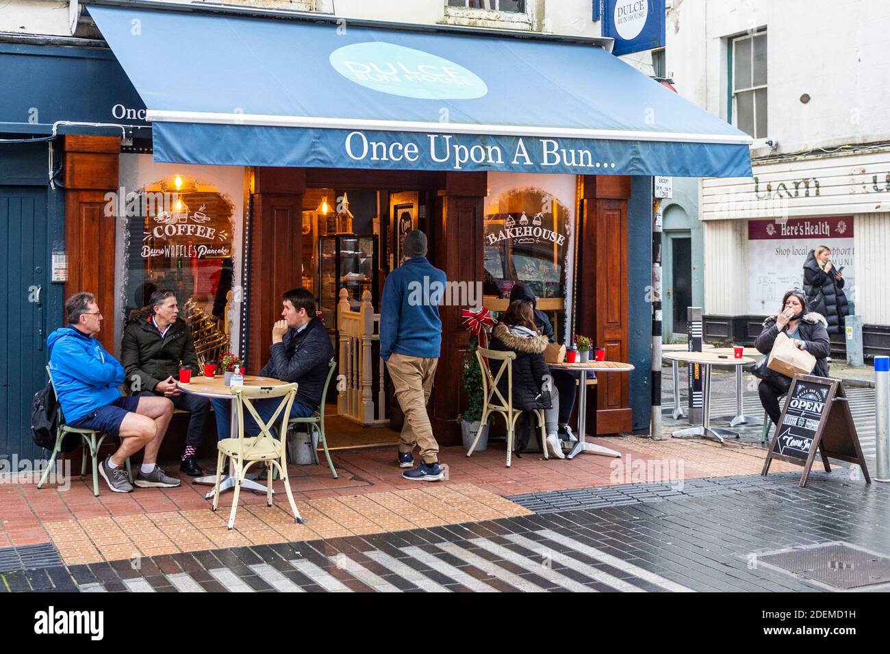 Cork, Irlande. 1er décembre 2020. Des magasins non essentiels ouvrent dans tout le pays ce matin après avoir été fermés pendant six semaines en raison de restrictions de niveau 5 COVID-19. La ville de Cork était occupée ce matin par des clients qui faisaient leurs courses de Noël. Crédit : AG News/Alay Live News Banque D'Images