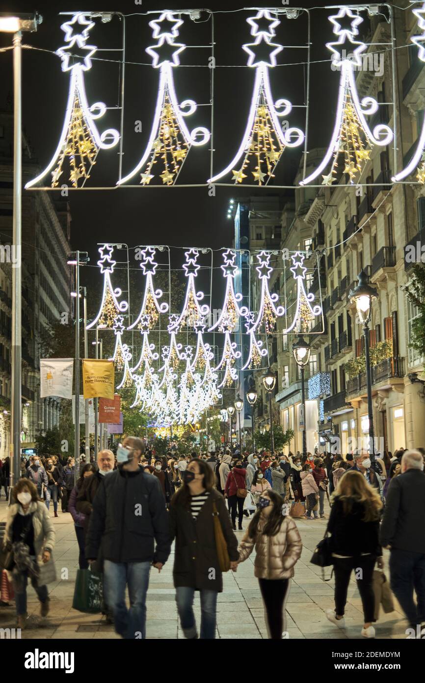 BARCELONE, ESPAGNE, NOVEMBRE 28: Portail del Angel bondé la nuit avec la décoration des lumières accueillant Noël dans la ville, image verticale Banque D'Images