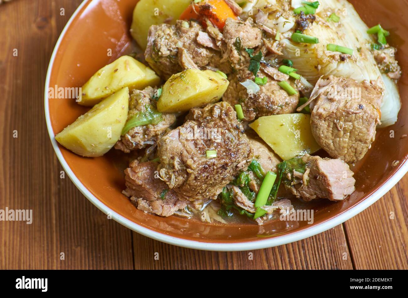 Ragout De Mouton Avec Divers Legumes Licki lonac - ragoût traditionnel de Primorje et de Lika, Croatie le ragoût  savoureux combine des morceaux de viande tels que le mouton, l'agneau ou le  bœuf avec divers légumes Photo Stock -