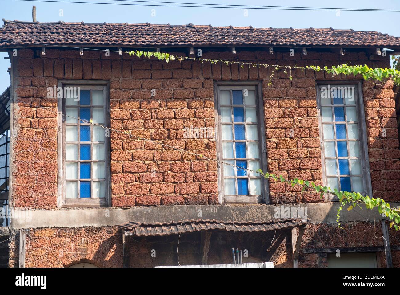 Goa/ Inde 09 novembre 2020 ancienne maison abandonnée construite en Le style colonial portugais à Goa Banque D'Images