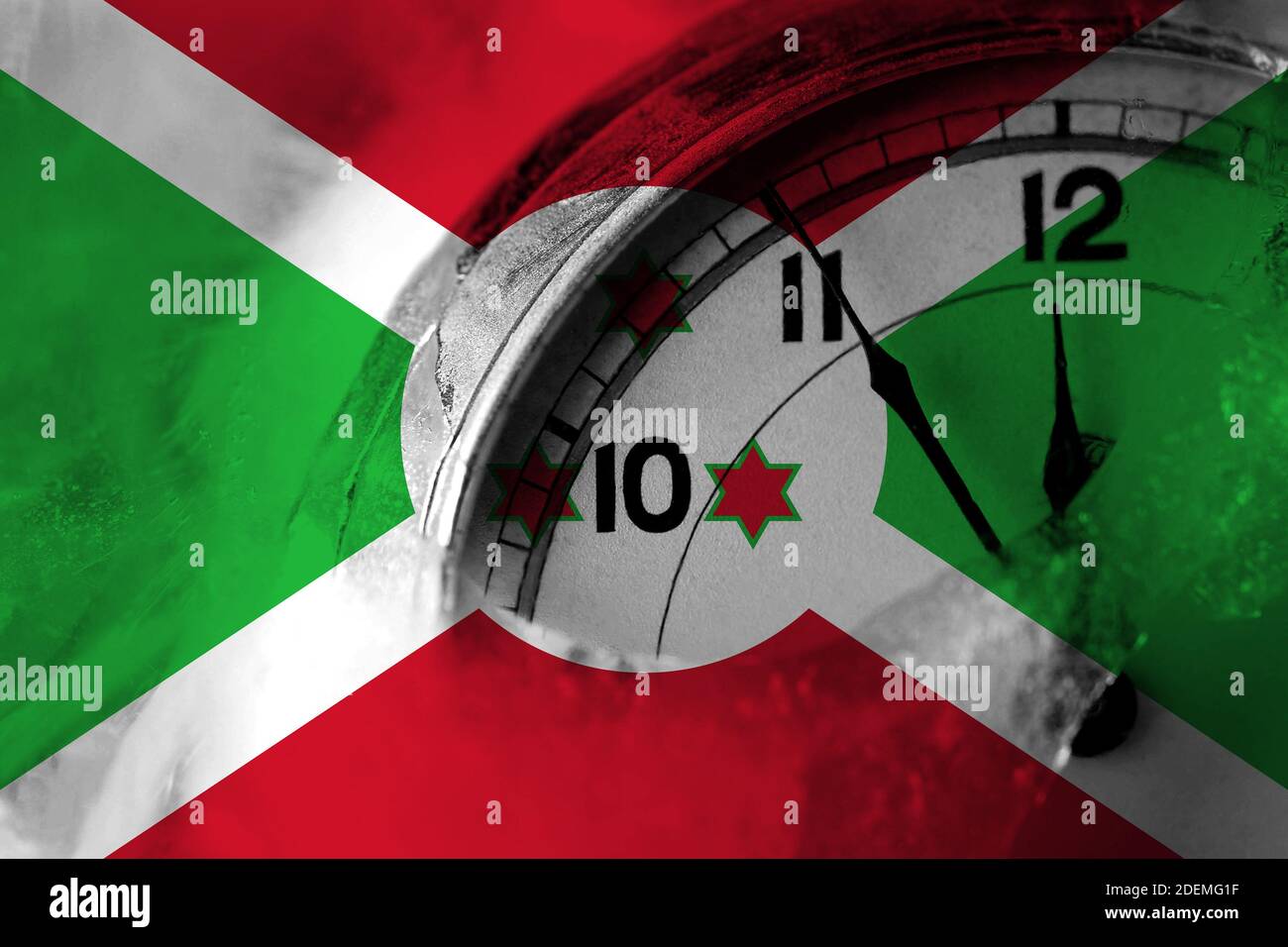 Burundi, drapeau burundais avec horloge proche de minuit en arrière-plan. Concept de bonne année Banque D'Images