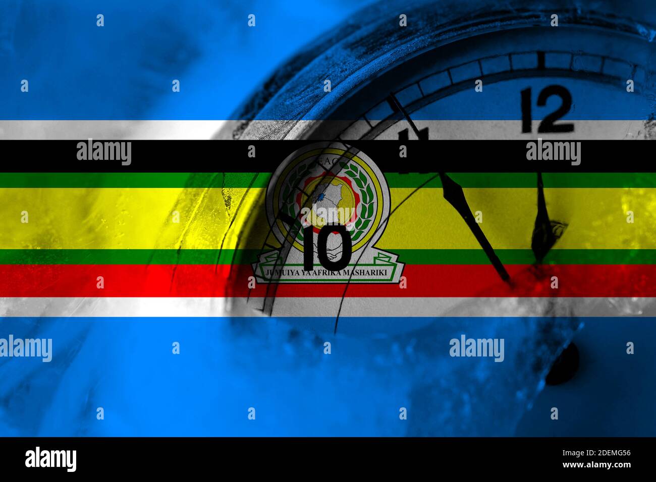 Drapeau de la Communauté de l'Afrique de l'est avec une horloge proche de minuit en arrière-plan. Concept de bonne année Banque D'Images