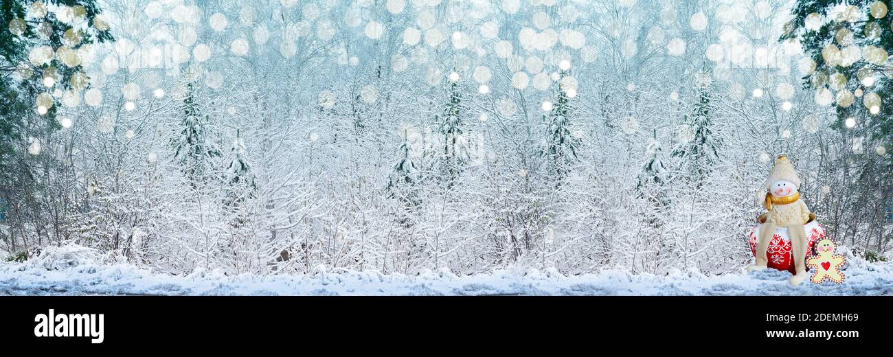 Arrière-plan large de la forêt de Noël. Le nouveau design d'art de l'hiver, bannière avec un bonhomme de neige jouet drôle Banque D'Images