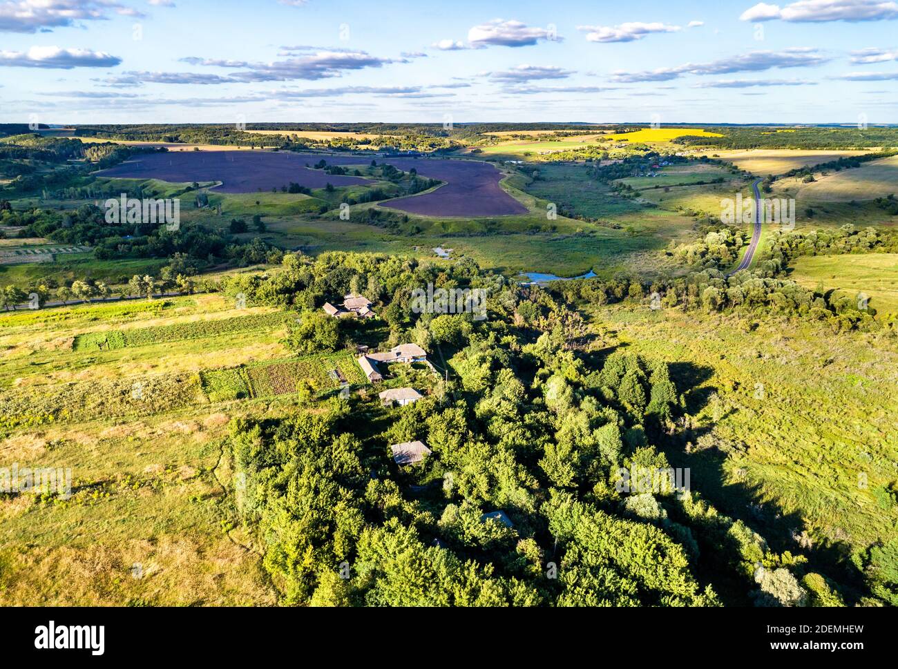 Paysage aérien de Tchernozemye russe. Village de Turayevka, région de Kursk Banque D'Images