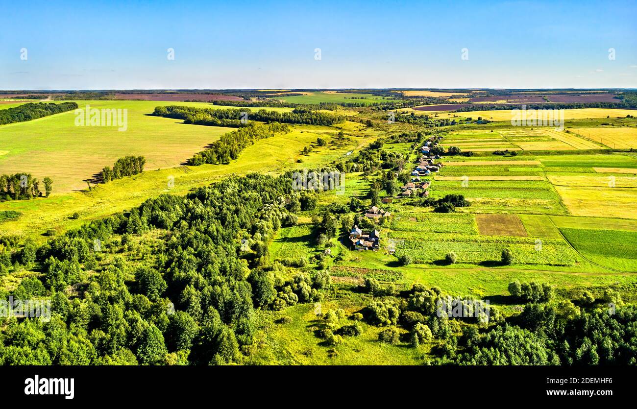 Paysage russe Chernozemye d'antenne. Shuklino village, Kursk region Banque D'Images