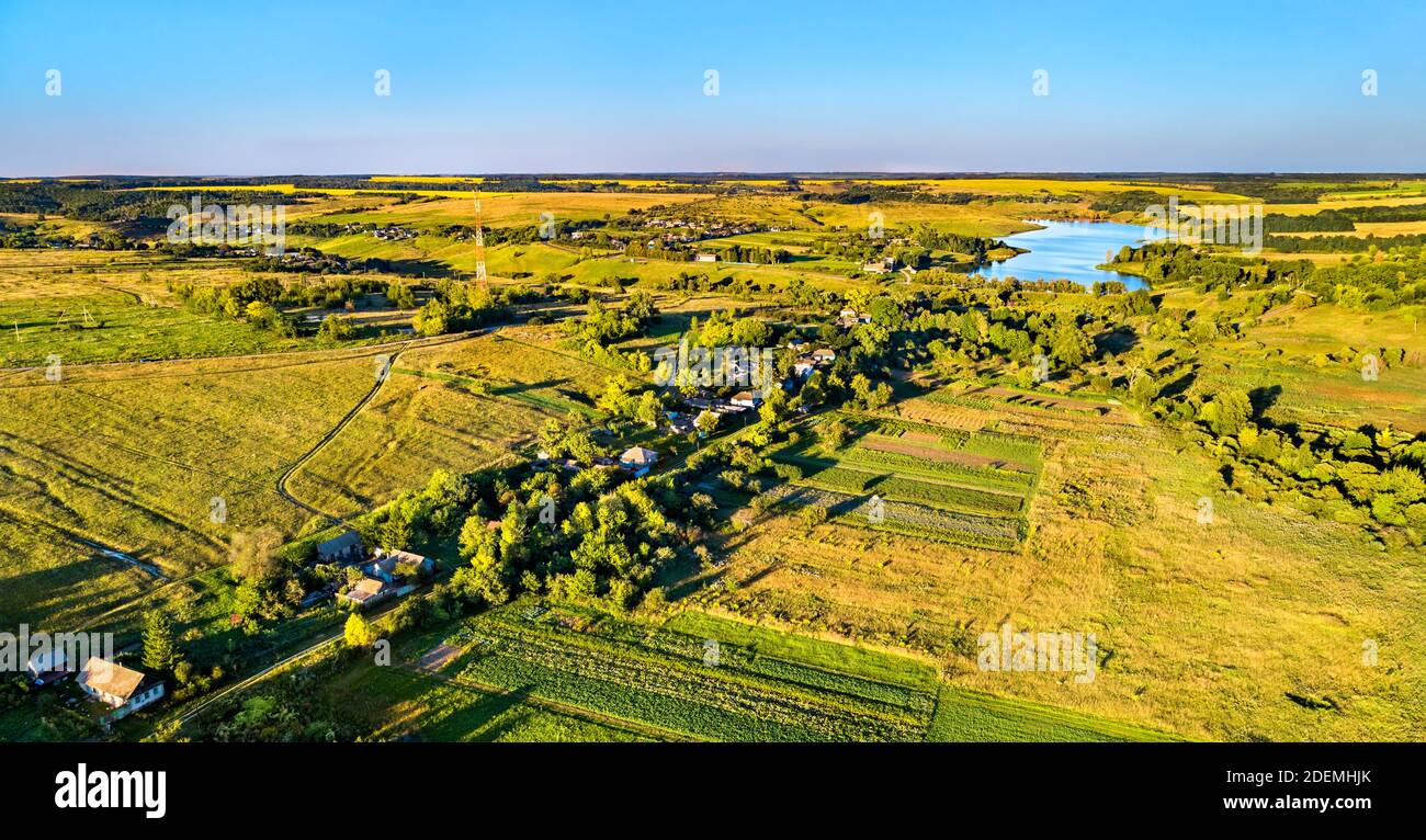 Paysage aérien de Tchernozemye russe. Village de Darnitsa, région de Kursk Banque D'Images