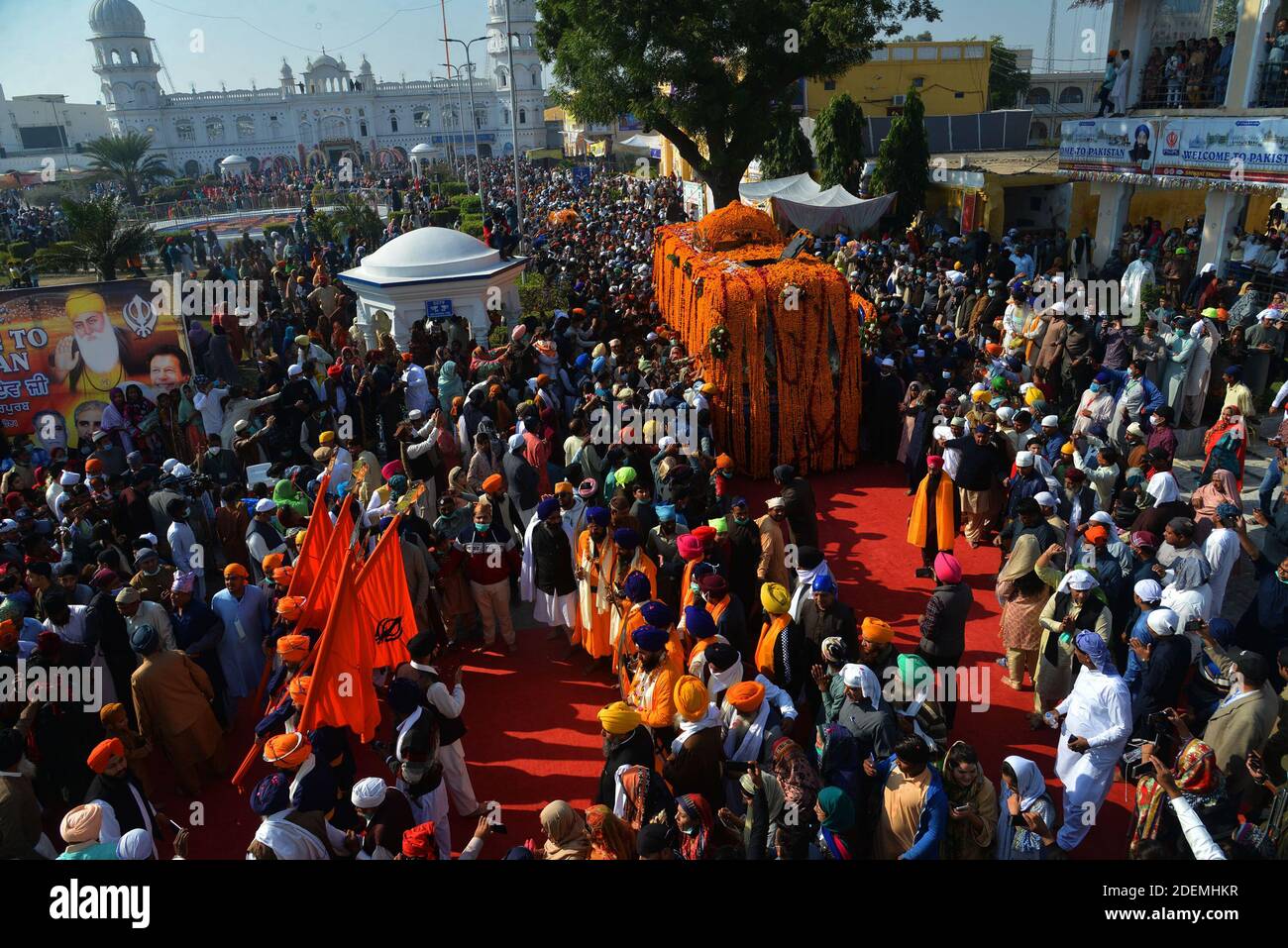 Des milliers de pèlerins sikhs assistent à un festival religieux pour célébrer le 551e anniversaire de naissance de Baba Guru Nanak Dev Jee à Nankana Sahib, Punjab, Pakistan. Banque D'Images