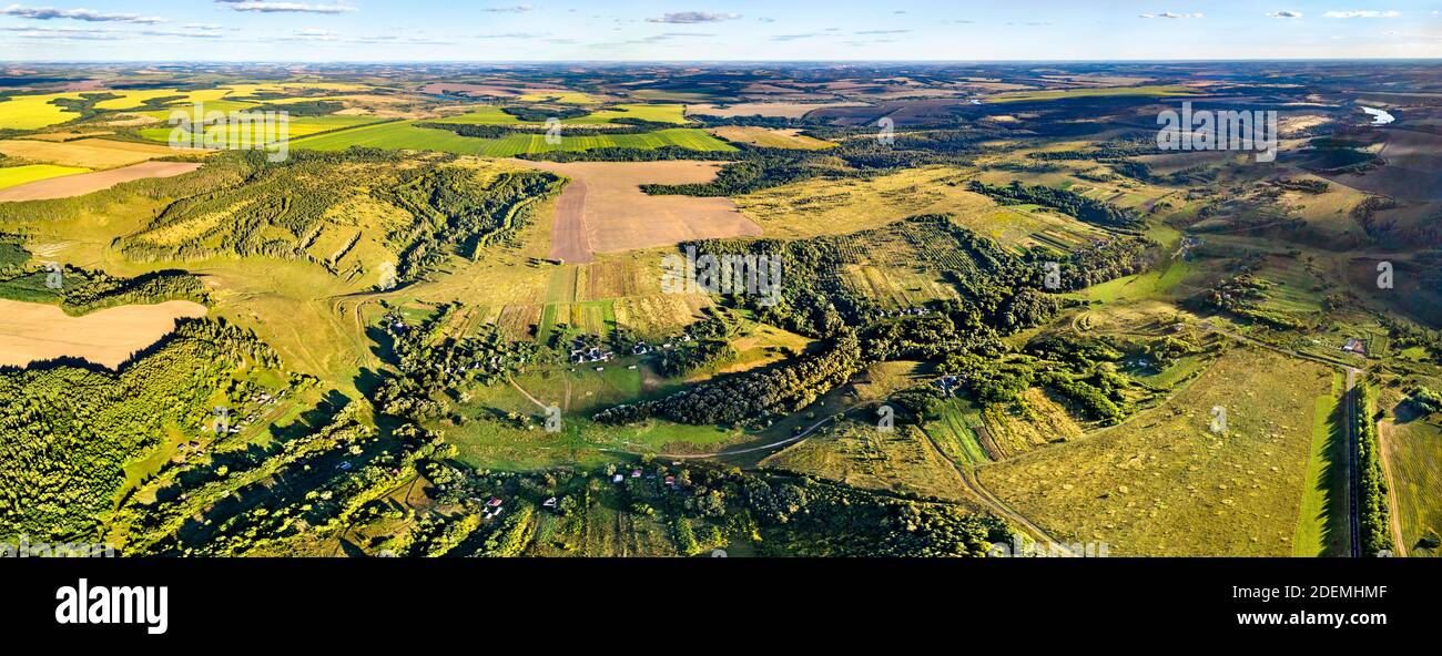 Paysage aérien typique de Chernozemie russe. Village de Bolshoe Gorodkovo, région de Kursk Banque D'Images