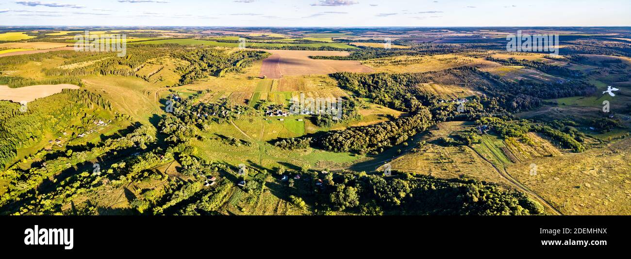 Paysage aérien typique de Chernozemie russe. Village de Bolshoe Gorodkovo, région de Kursk Banque D'Images