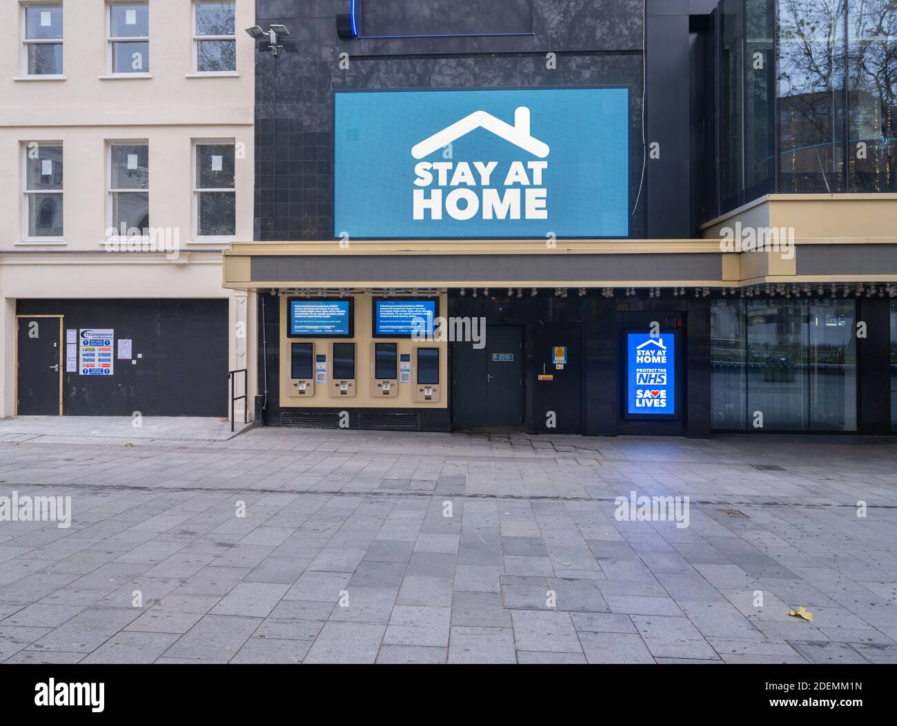 GRANDE-BRETAGNE / Angleterre / Londres / s'allume en bleu Avec des appels pour rester à la maison panneau à Leicester Square Pandémie Covid-19 Banque D'Images