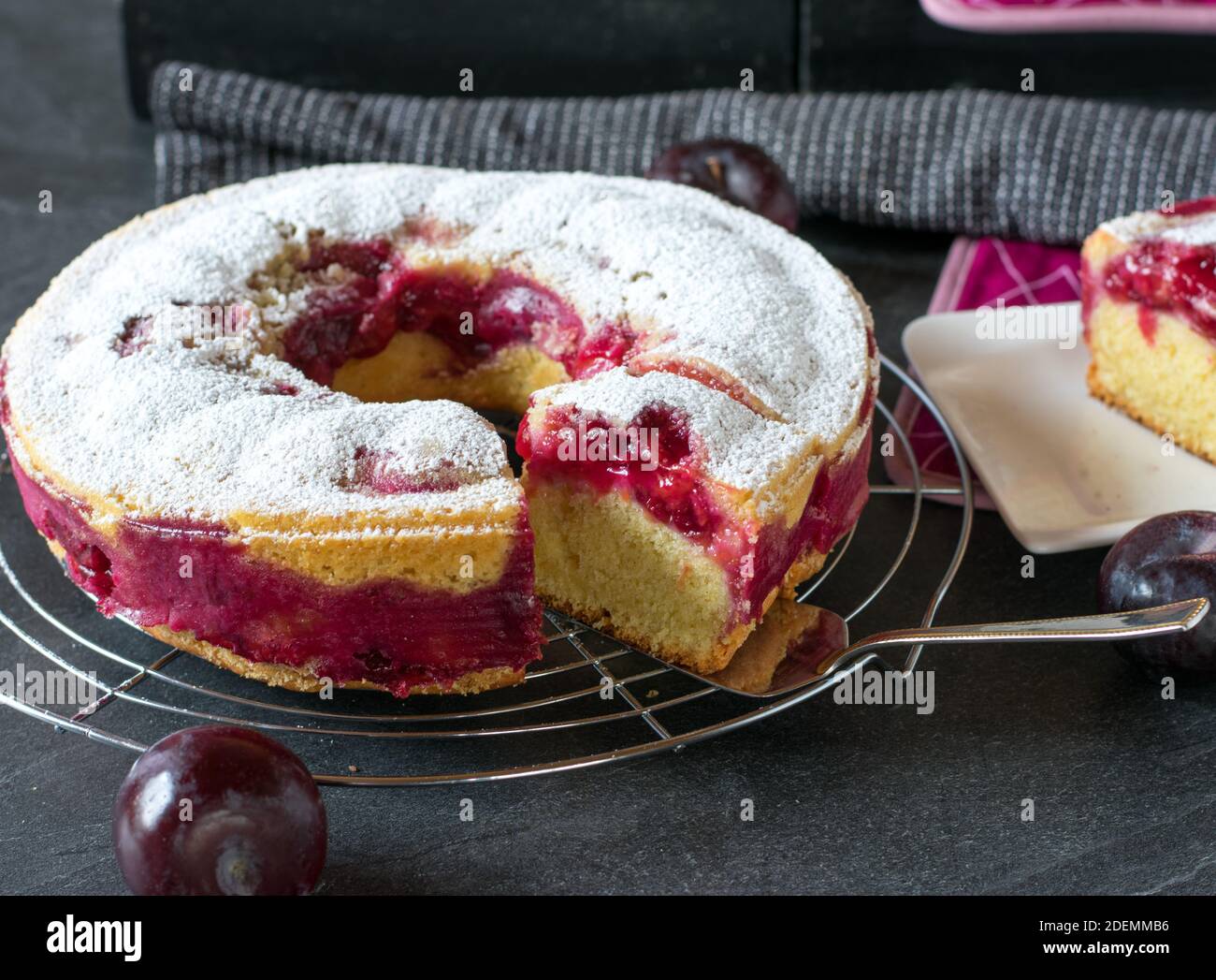 Petit gâteau allemand avec compote de prune Banque D'Images