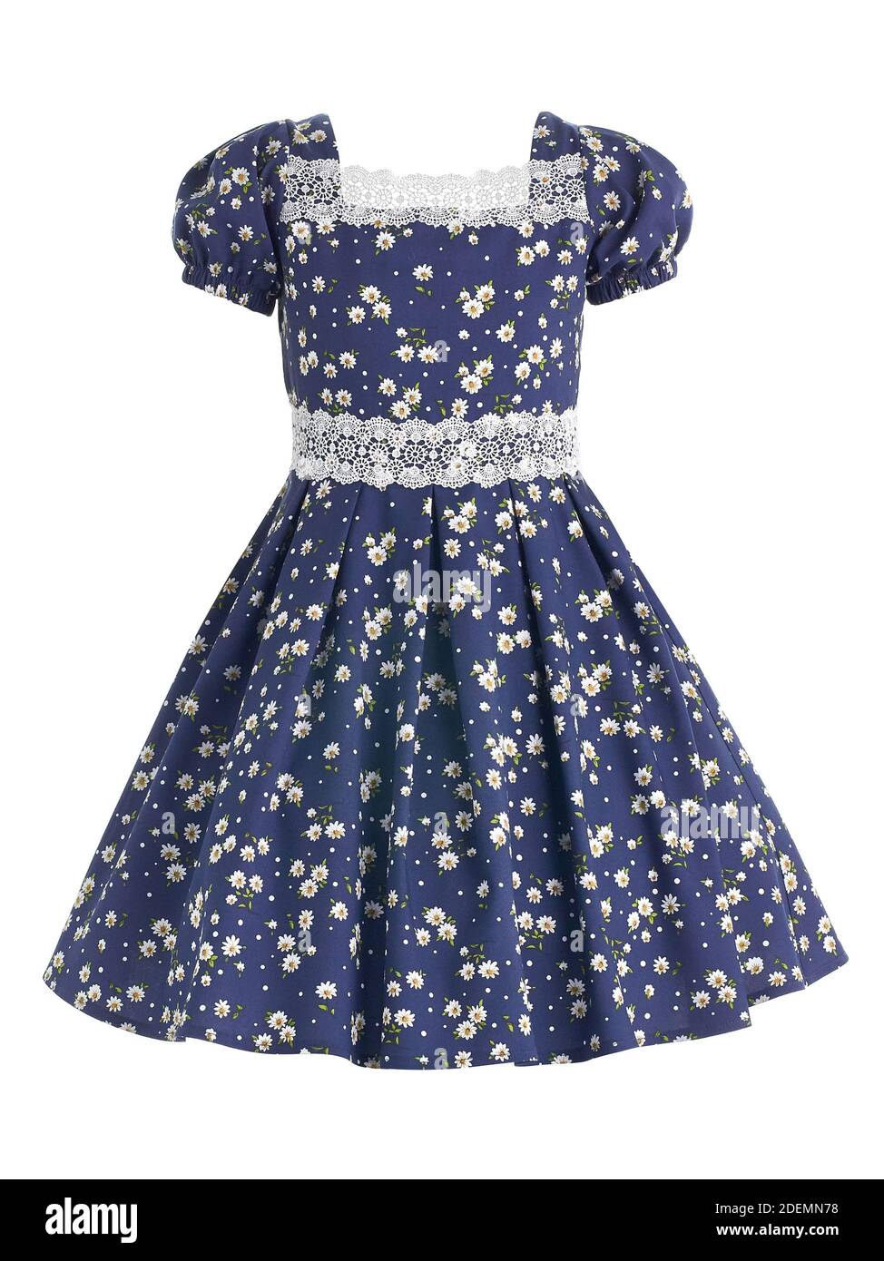 Robe d'été pour filles avec fleurs blanches sur un bleu arrière-plan Banque D'Images