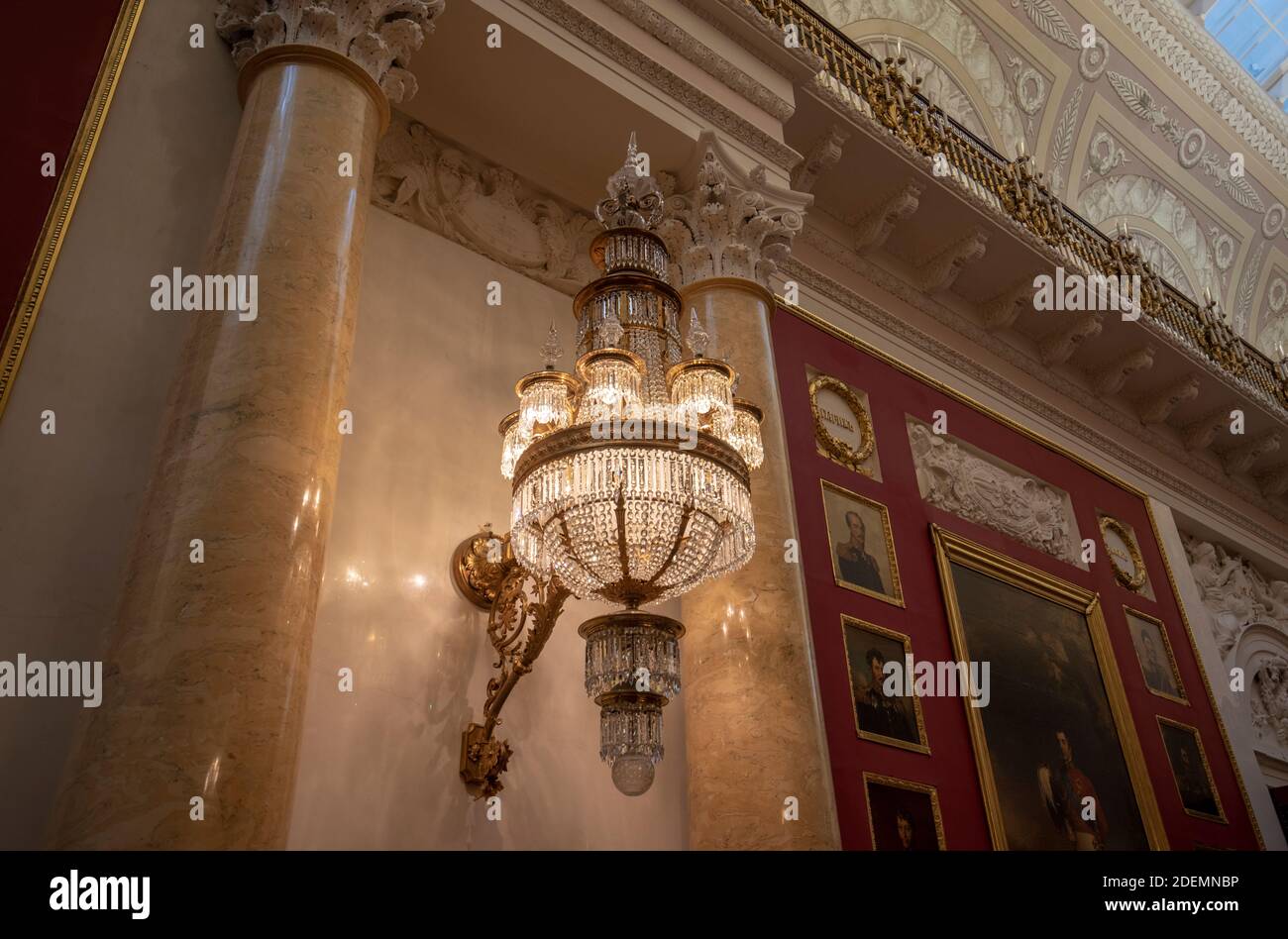 Saint-Pétersbourg, Russie. Intérieur du musée d'état russe de l'Hermitage. La chambre, les murs et le plafond sont superbes et décorés avec des ornements baroques Banque D'Images