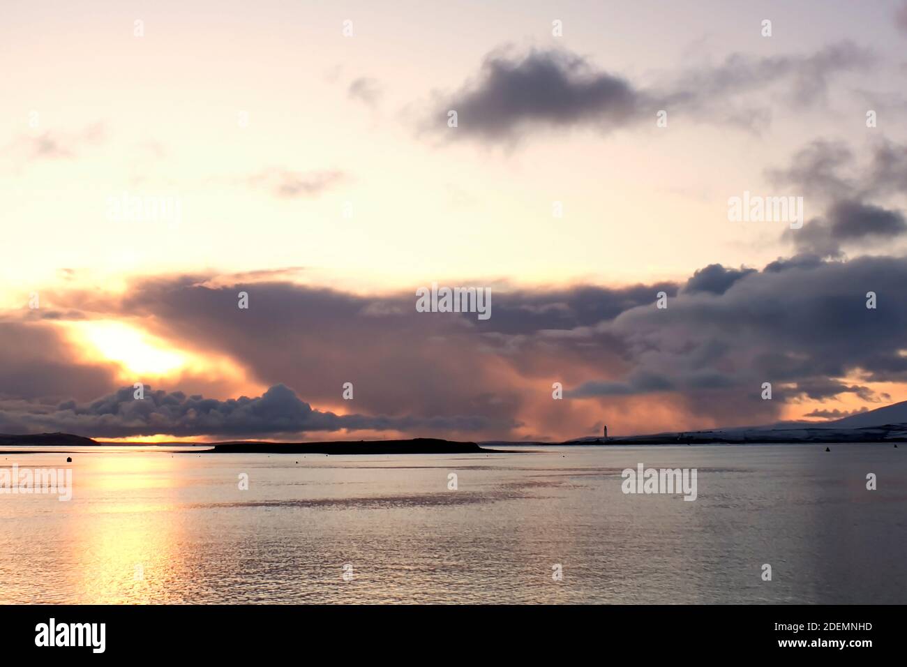 Lever de soleil multicolore au-dessus de la petite île écossaise Banque D'Images