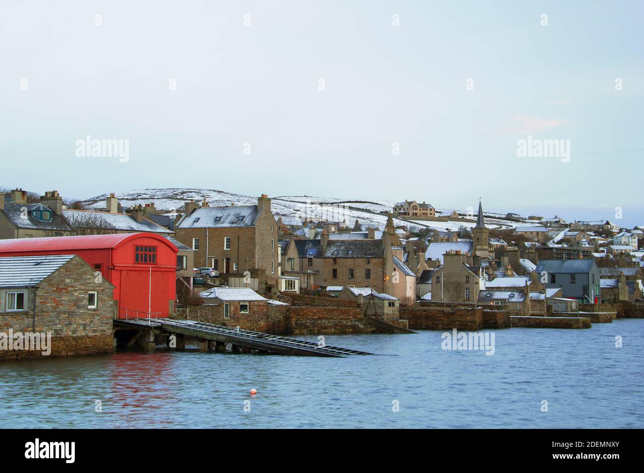 Vue sur le front de mer des maisons en pierre sur les îles Orcades dans hiver Banque D'Images