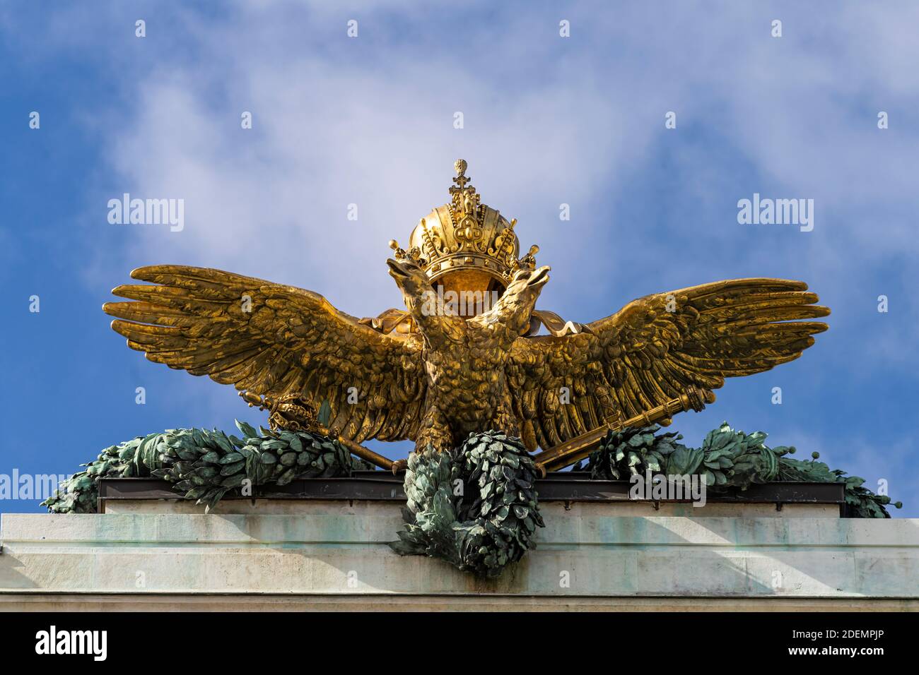 Doppeladler mit Kai­ser­krone auf dem Sims der Neuen Burg in Wien, Österreich, Europa | aigle à double tête de l'Autriche-Hongrie au sommet de la Neue BU Banque D'Images