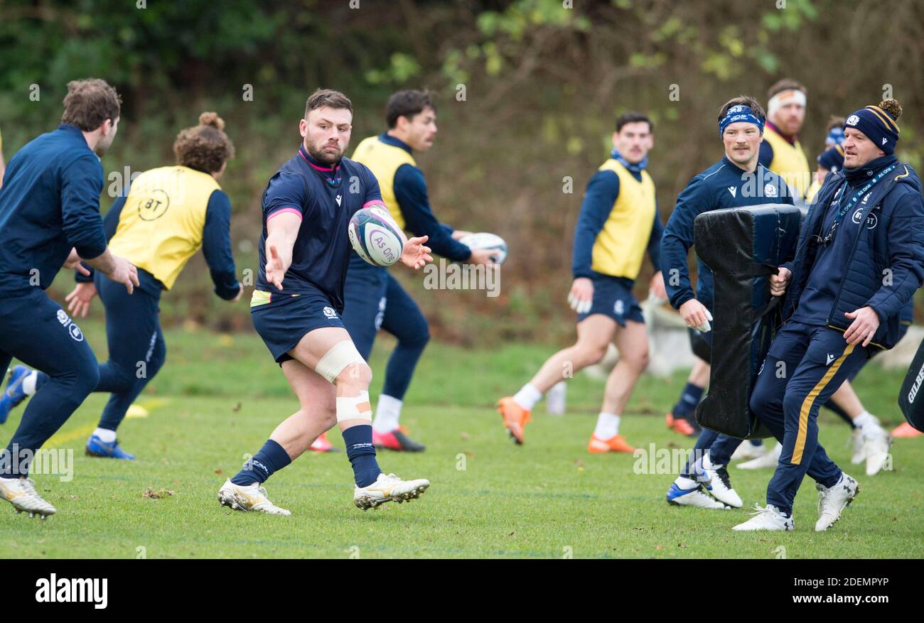 Série de la coupe de l'automne des Nations : l'entraîneur d'Écosse Gregor Townsend regarde Rory Sutherland passer le ballon pendant la session d'entraînement de l'équipe d'Écosse, Oriam Sports Center, Heriot-Watt University, Édimbourg, Écosse, Royaume-Uni. 1er décembre 2020. Crédit : Ian Rutherford/Alay Live News. Banque D'Images