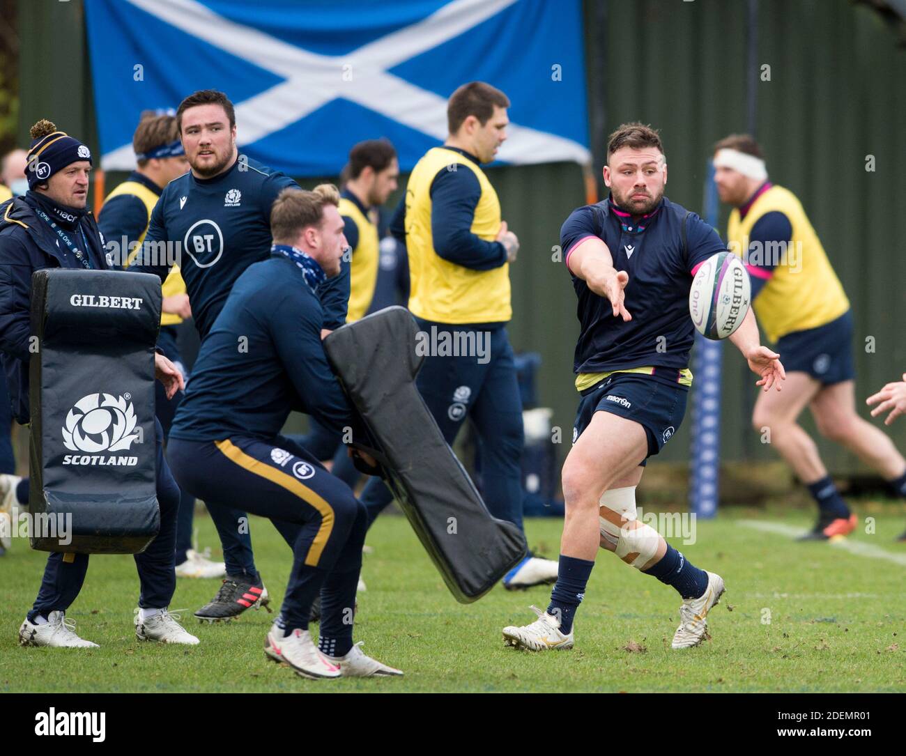 Série de la coupe de l'automne des Nations : l'entraîneur d'Écosse Gregor Townsend et le capitaine Stuart Hogg s'attsur Rory Sutherland pendant la séance d'entraînement de l'équipe d'Écosse, Oriam Sports Center, Heriot-Watt University, Édimbourg, Écosse, Royaume-Uni. 1er décembre 2020. Crédit : Ian Rutherford/Alay Live News. Banque D'Images