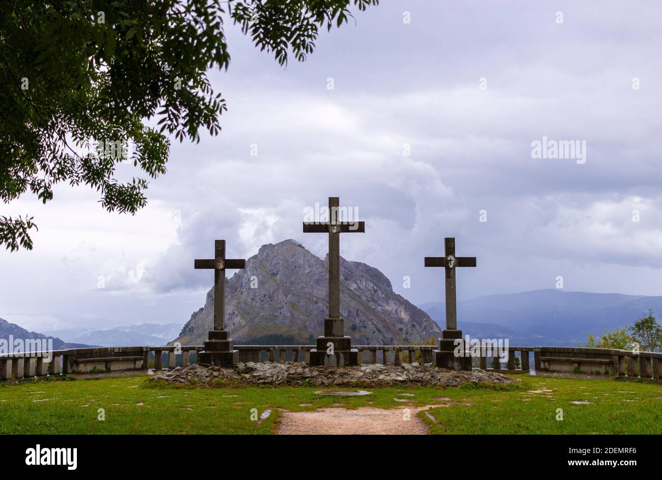 chemin à la croix dans les montagnes du pays basque Banque D'Images