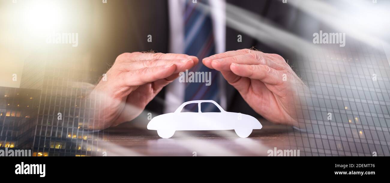 Concept d'assurance automobile avec mains sur une voiture; exposition multiple Banque D'Images
