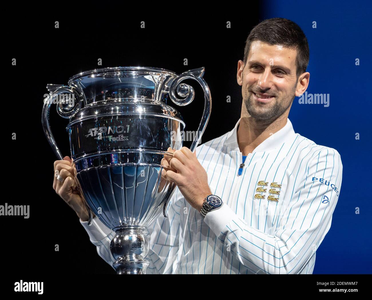 Pékin, Grande-Bretagne. 15 novembre 2020. Novak Djokovic, de Serbie, pose avec son trophée ATP World No 1 aux finales du World Tour ATP 2020 à Londres, en Grande-Bretagne, le 15 novembre 2020. Credit: Han Yan/Xinhua/Alay Live News Banque D'Images