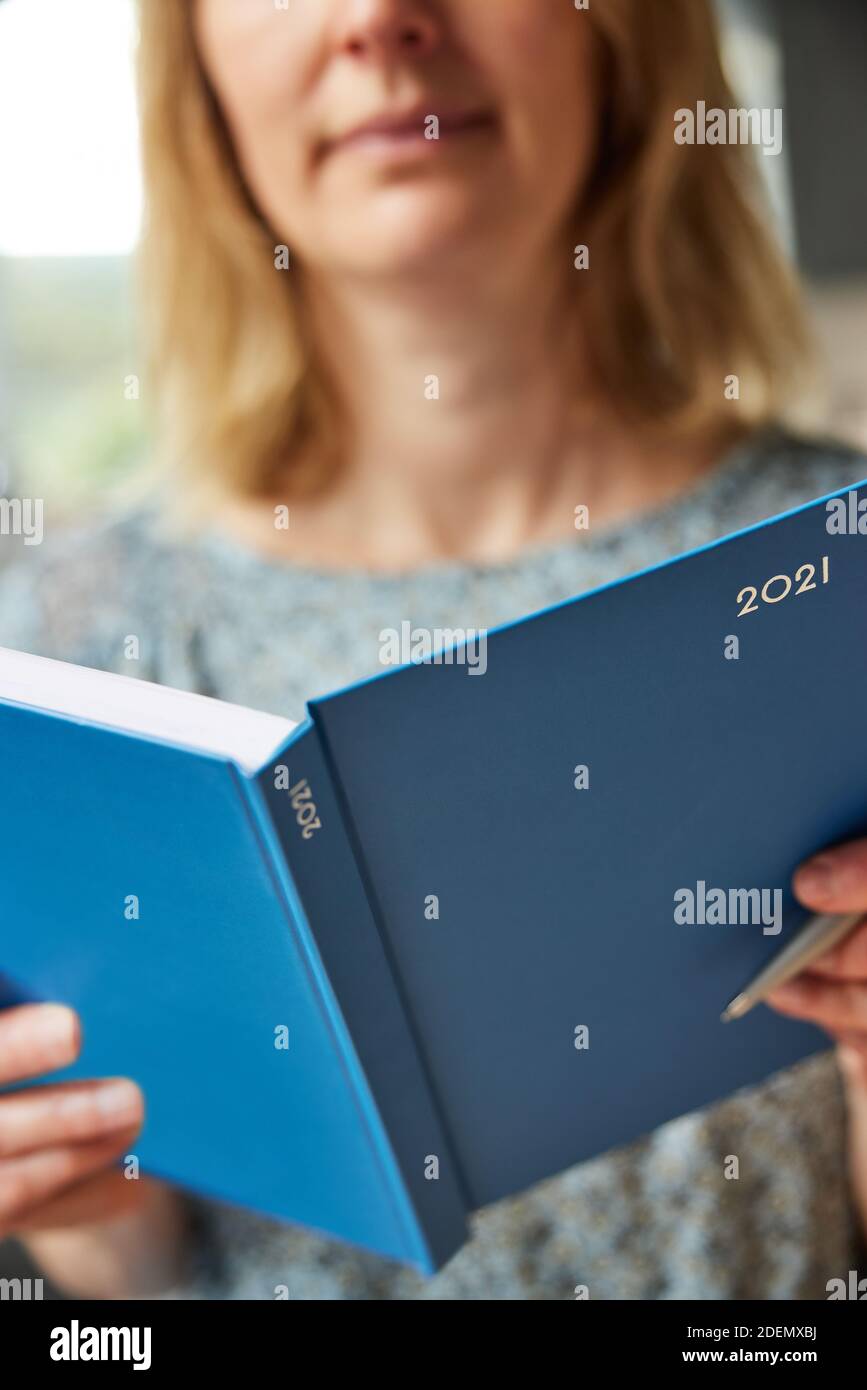 Gros plan de l'ouverture de la femme du nouvel an 2021 Journal le Table à la maison Banque D'Images
