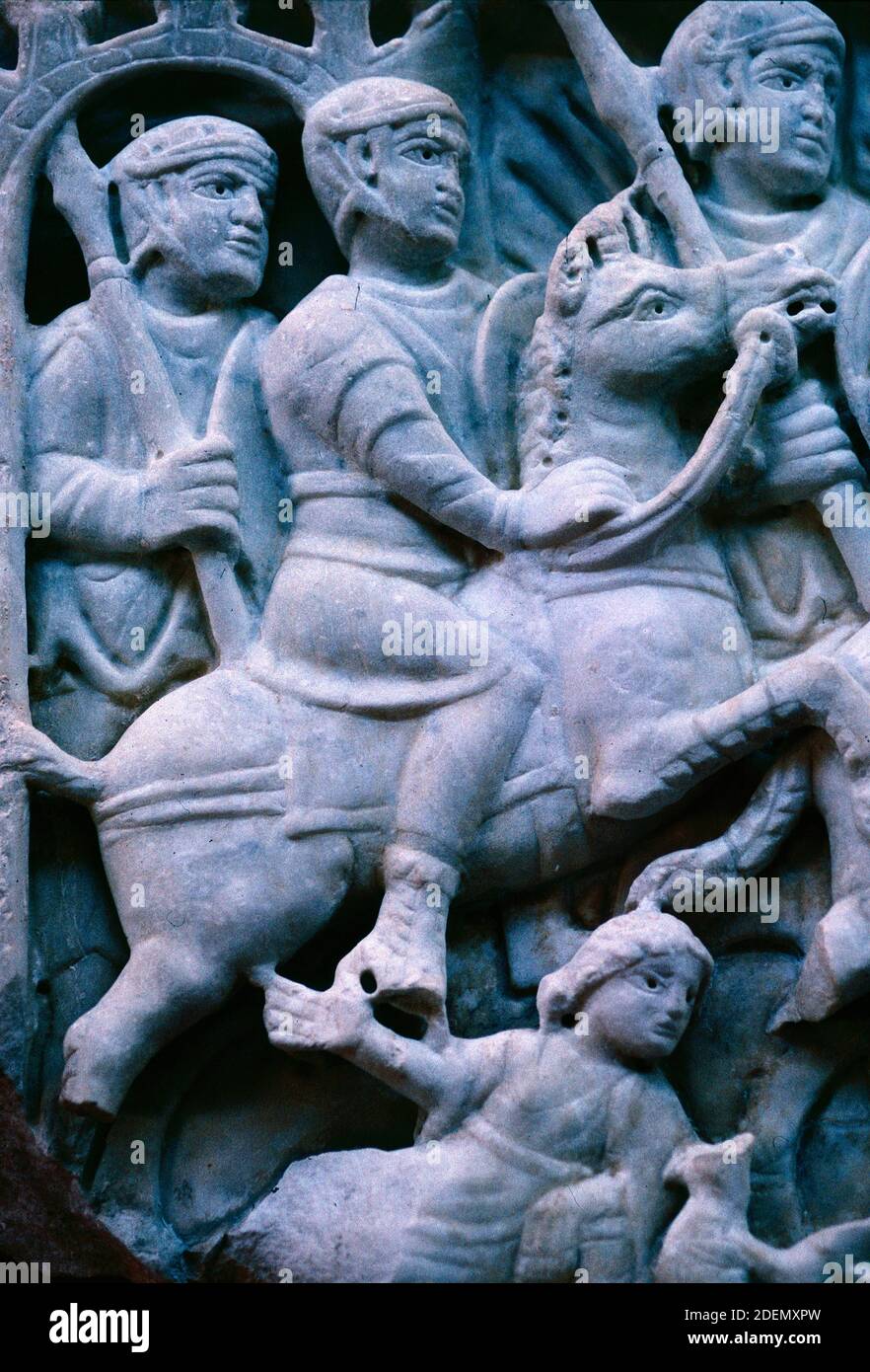 Bas-relief ou la sculpture sur pierre de soldats romains, cavaliers ou cavalerie dans Scène de bataille, Musée archéologique d'Arles, France Banque D'Images