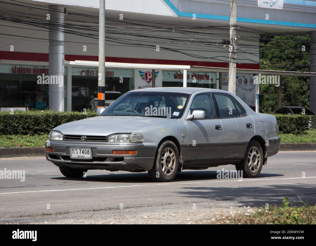 Chiangmai, Thaïlande - novembre 3 2020 : voiture privée Toyota Camry. Sur la route n°1001, à 8 km du quartier des affaires de Chiangmai. Banque D'Images