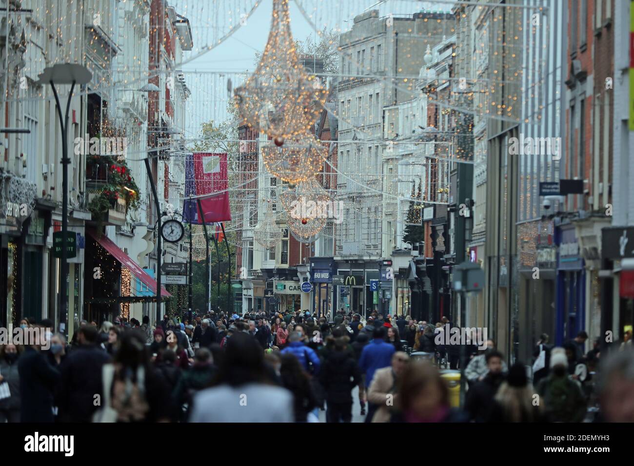 Les gens font du shopping dans le centre-ville de Dublin, avec des magasins qui rouvrent après six semaines de fermeture. L'Irlande sort de son second confinement en raison de l'ouverture de magasins de détail non essentiels dans tout le pays. Banque D'Images