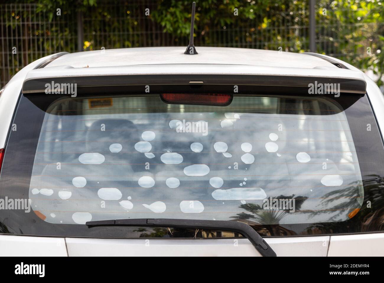 Bulle formée sur le film de teinte de l'écran pare-brise de la lunette arrière de la voiture suggérez une qualité inférieure Banque D'Images
