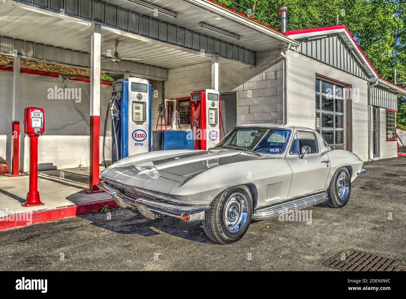 MORGANTOWN, ÉTATS-UNIS - 01 juillet 2015 : Corvette 1976 devant la station-service Banque D'Images