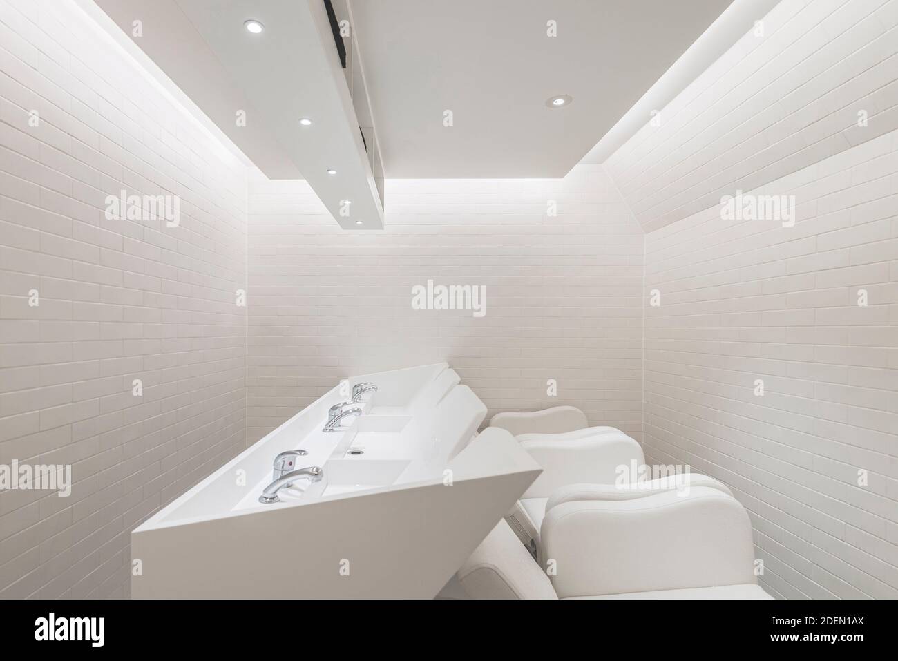 Toilettes. Salon 64, Londres, Royaume-Uni. Architecte: Jak Studio, 2020. Banque D'Images