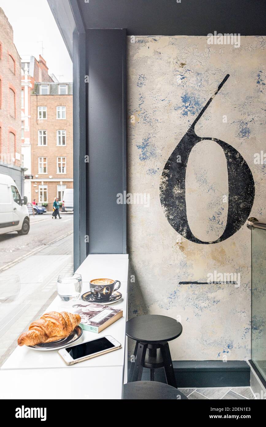 Coin petit déjeuner/détente donnant sur la rue. Salon 64, Londres, Royaume-Uni. Architecte: Jak Studio, 2020. Banque D'Images