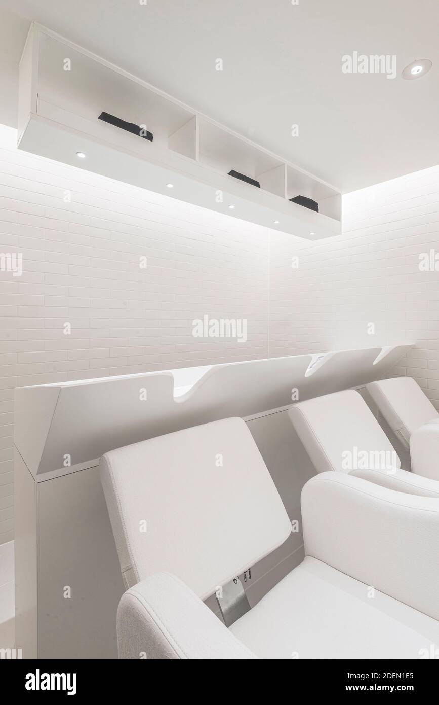 Toilettes. Salon 64, Londres, Royaume-Uni. Architecte: Jak Studio, 2020. Banque D'Images