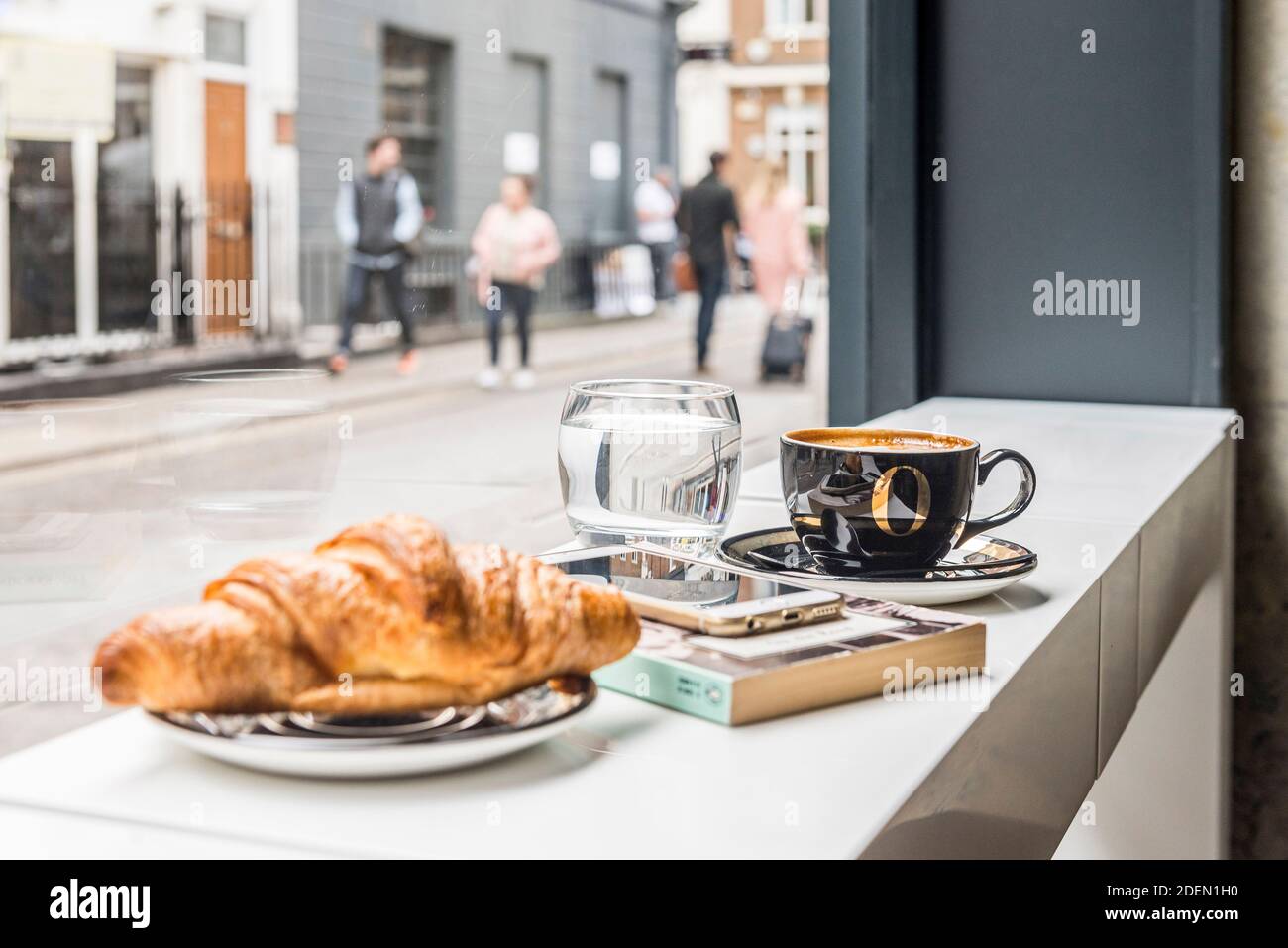 Coin petit déjeuner/détente donnant sur la rue. Salon 64, Londres, Royaume-Uni. Architecte: Jak Studio, 2020. Banque D'Images
