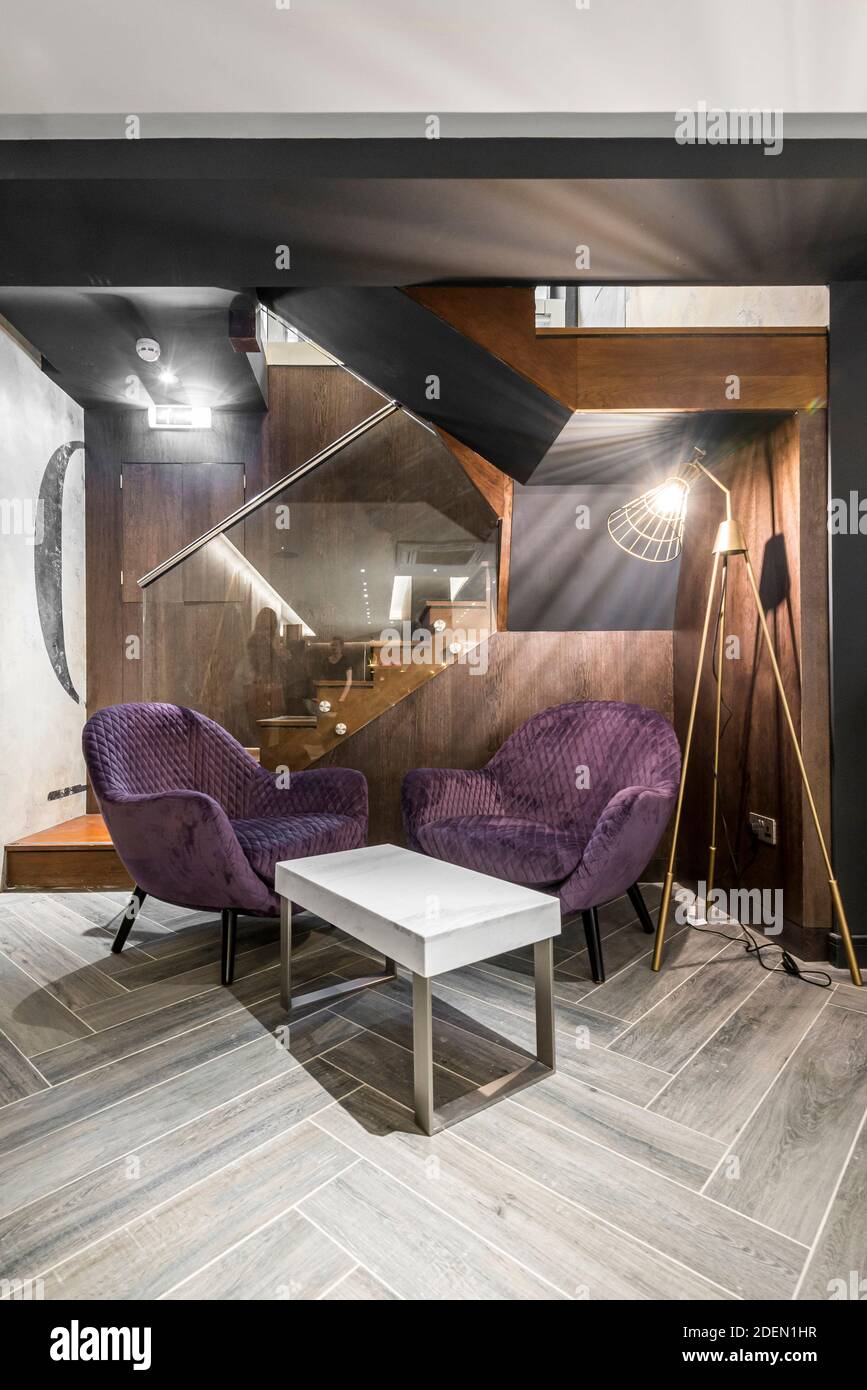 Salle d'attente au sous-sol. Salon 64, Londres, Royaume-Uni. Architecte: Jak Studio, 2020. Banque D'Images