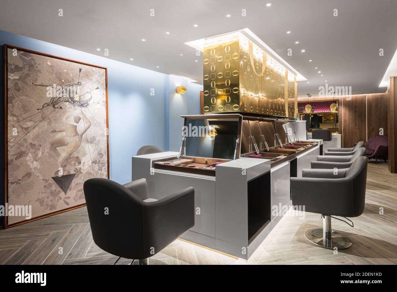 Postes de coupe de cheveux. Salon 64, Londres, Royaume-Uni. Architecte: Jak Studio, 2020. Banque D'Images