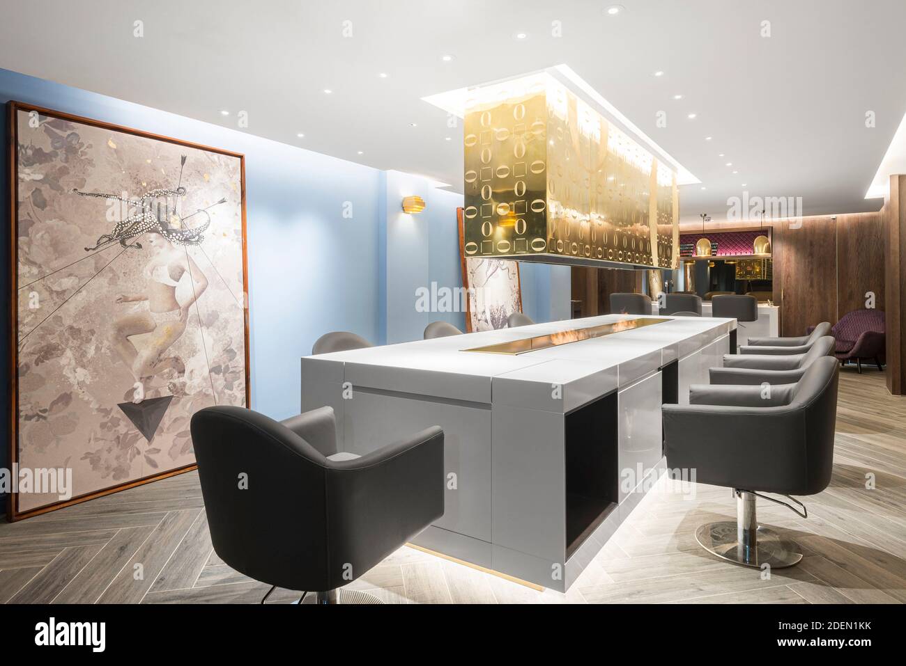Postes de coupe de cheveux. Salon 64, Londres, Royaume-Uni. Architecte: Jak Studio, 2020. Banque D'Images