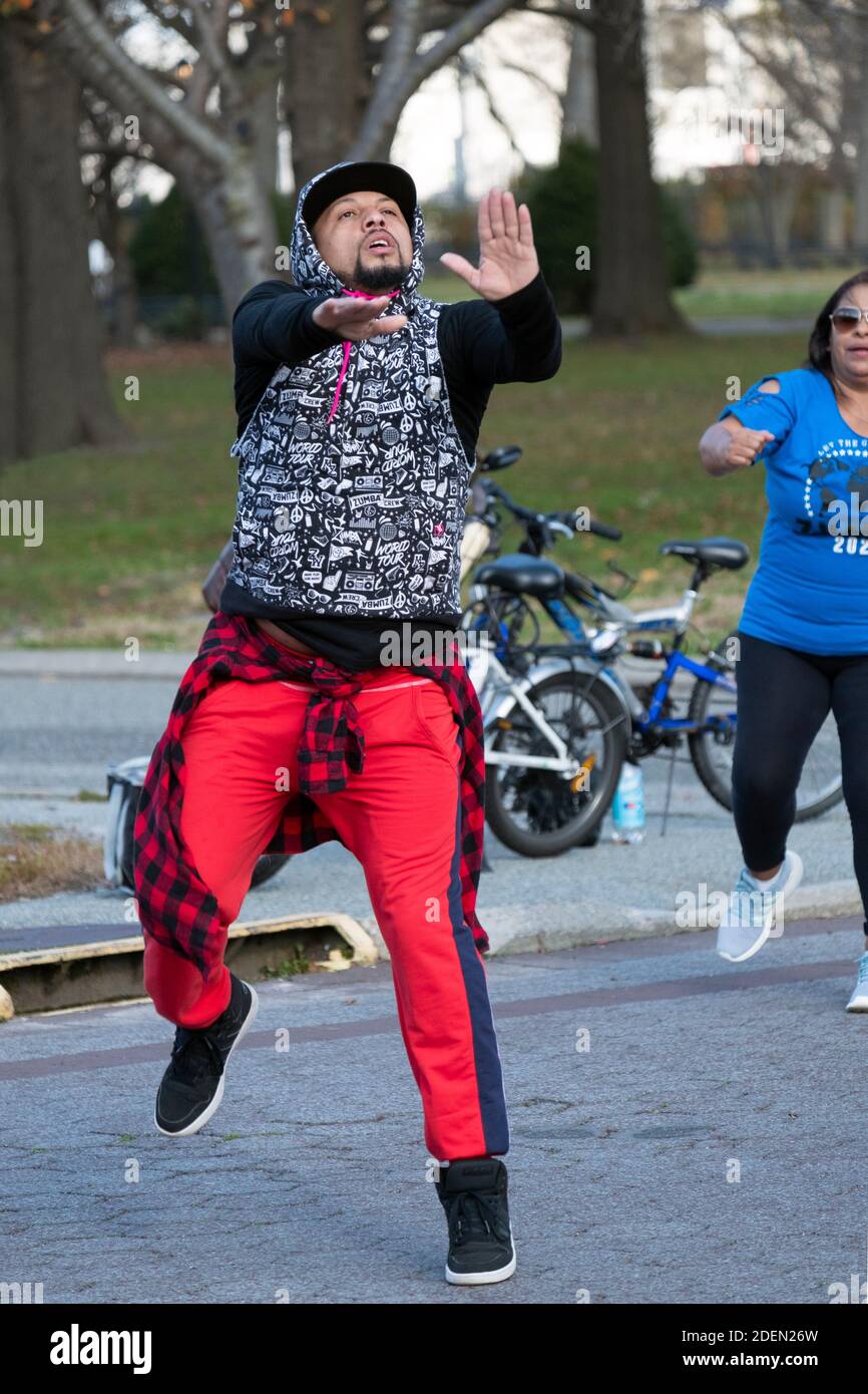 Un chef animé d'une classe d'exercice de danse Zumba. À Flushing Meadows Corona Park, Queens, New York. Banque D'Images