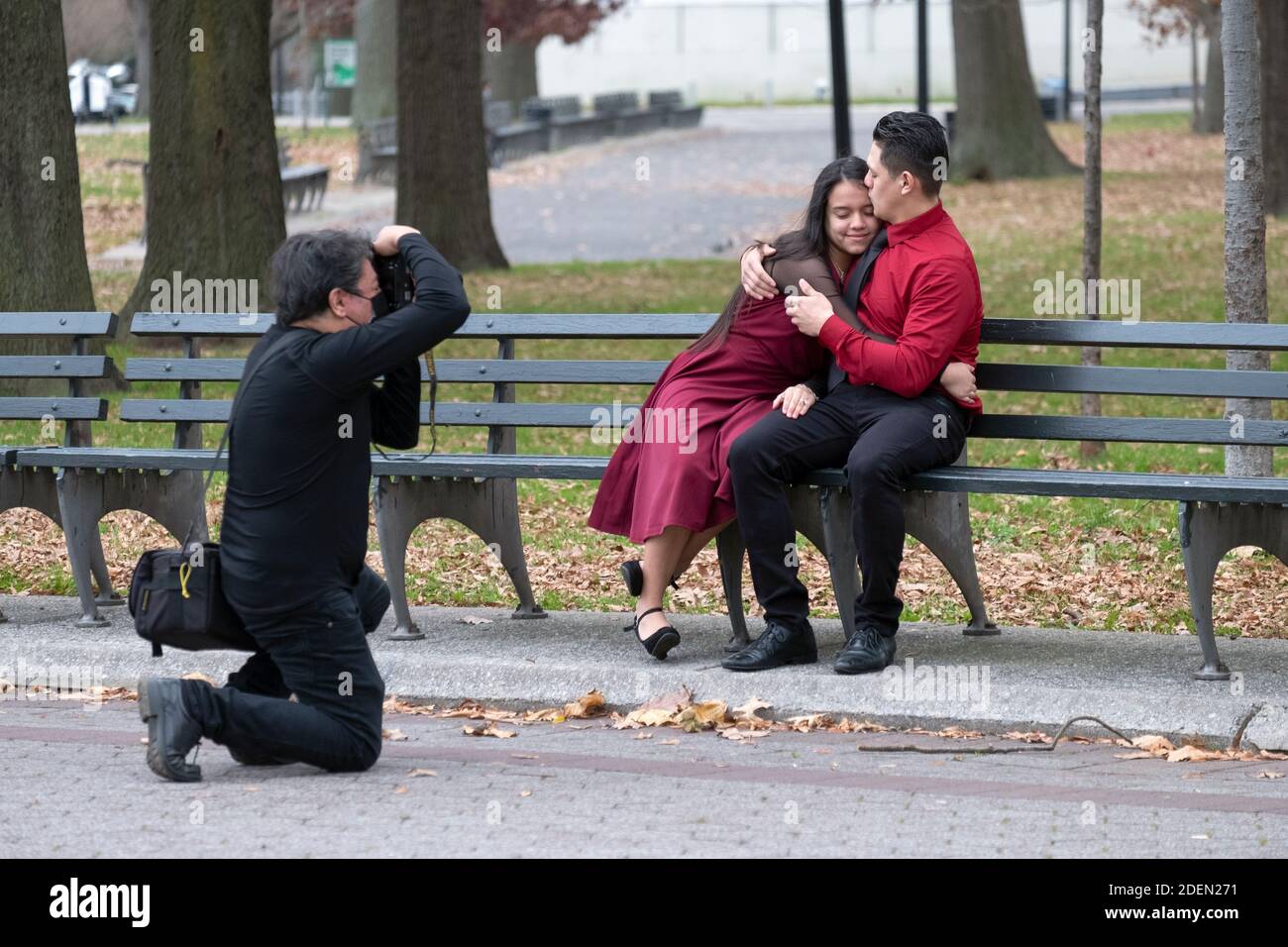 Un jeune couple se fait plaisir de prendre une séance photo pour célébrer son engagement. À Flushing Meadows Park, Queens, New York. Banque D'Images