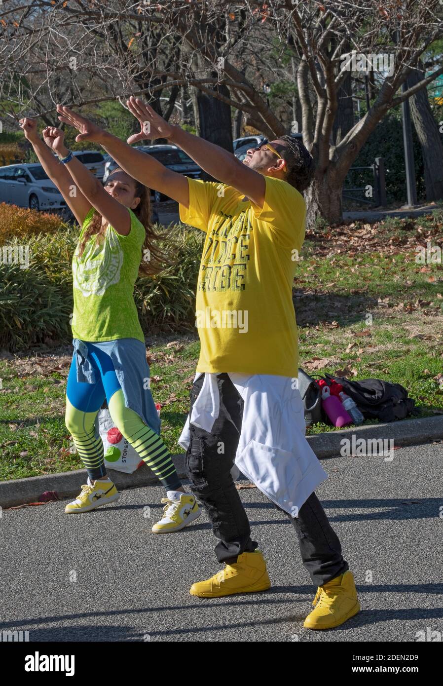 Un chef animé d'une classe d'exercice de danse Zumba. À Flushing Meadows Corona Park, Queens, New York. Banque D'Images