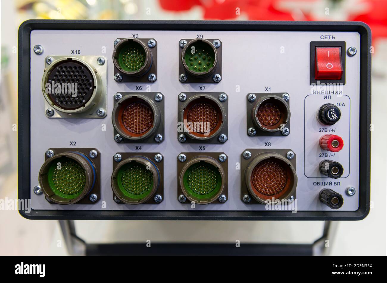 Dispositif électronique moderne pour le test de protection de relais et la mise en service de gros plan. Connexions du câble d'alimentation. Banque D'Images