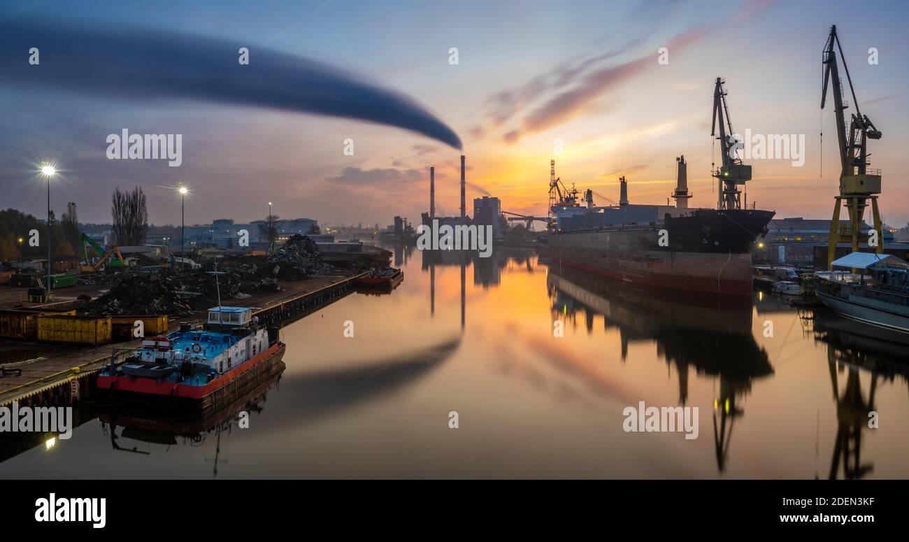 panorama du paysage industriel - une centrale à fumer, un navire de cargaison en vrac dans un chantier naval, une station de recyclage de la ferraille Banque D'Images